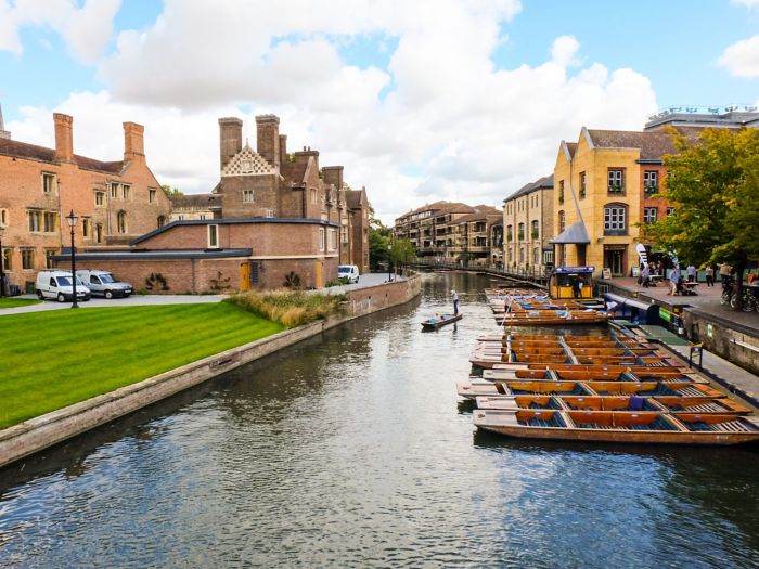 Rivière Cambridge avec bateau de punting, Cambridgeshire, Angleterre