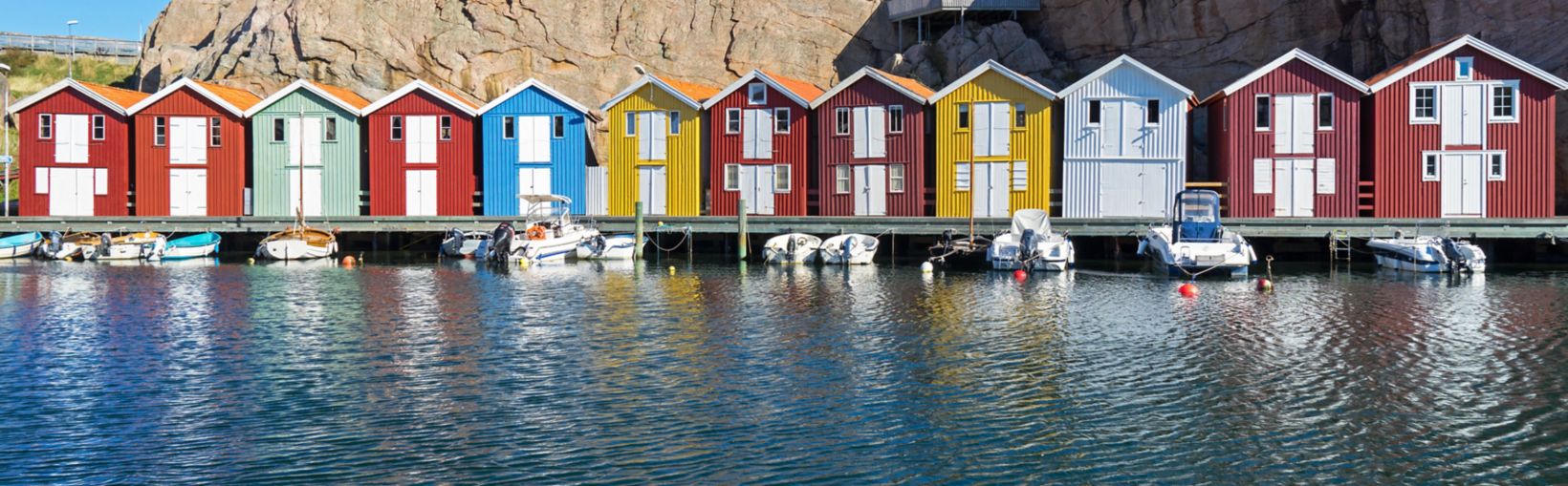 Coloridas cabañas de pescadores en Smögen, Suecia