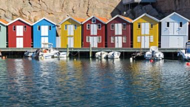 Kleurrijke vissershutten in Smögen, Zweden