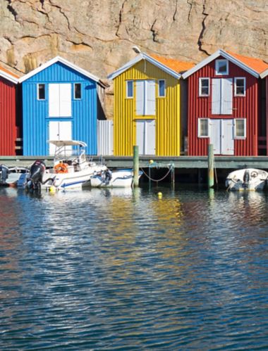 Farverige fiskerhytter i Smögen, Sverige