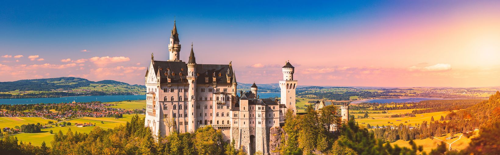 Przepiękny widok znanego na całym świecie zamku Neuschwanstein, dziewiętnastowiecznej budowli w stylu neoromańskim wzniesionej dla króla Ludwika II na poszarpanym urwisku w okolicach Fussen, w południowej Bawarii w Niemczech