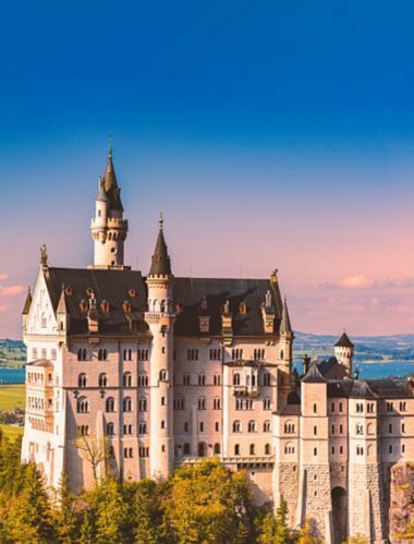 Przepiękny widok znanego na całym świecie zamku Neuschwanstein, dziewiętnastowiecznej budowli w stylu neoromańskim wzniesionej dla króla Ludwika II na poszarpanym urwisku w okolicach Fussen, w południowej Bawarii w Niemczech