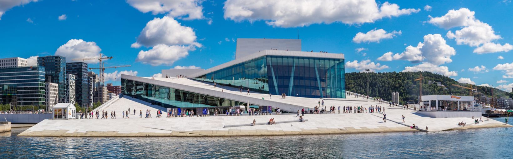 OSLO, NORJA - HEINÄKUU 29: Oslon oopperatalo on Norjan kansallisoopperan ja -baletin koti ja Norjan kansallisoopperateatteri Oslossa, Norjassa 29.7.2014