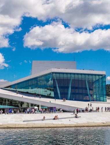 OSLO, NORGE - 29. JULI: Oslo Operahus er hjemsted for Den Norske Nationalopera og Ballet og det nationale operateater i Norge i Oslo, Norge den 29. juli 2014