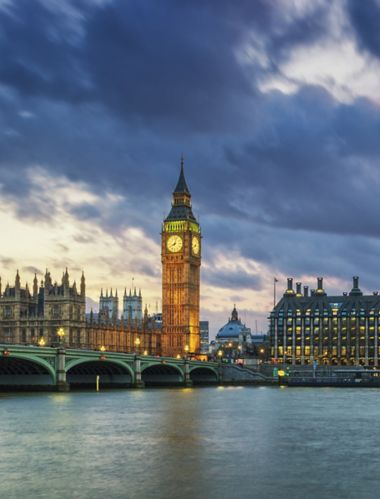 Vista panorámica del Big Ben en Londres al atardecer, Reino Unido. 