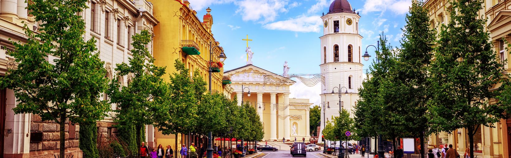 Populiari apsipirkimo ir pietų vieta Katedros aikštėje, matoma iš Gedimino prospekto – pagrindinės Vilniaus gatvės (Lietuva).