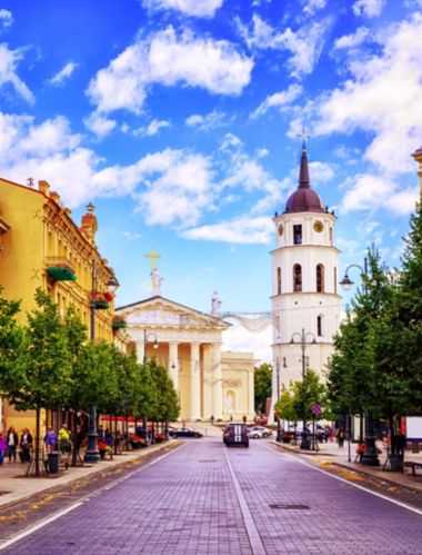 La popolare Piazza della Cattedrale, località ricca di negozi e ristoranti, vista da Gediminas Avenue, la strada principale di Vilnius, in Lituania.