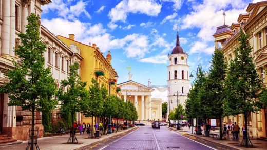 La place de la cathédrale, haut lieu de shopping et de restauration, vue depuis l’avenue Gediminas, l’artère principale de Vilnius, en Lituanie.
