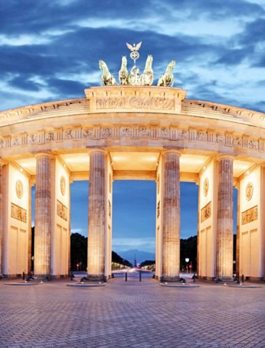 Brandenburgo vartų panorama prieblandoje Berlyne, Vokietijoje