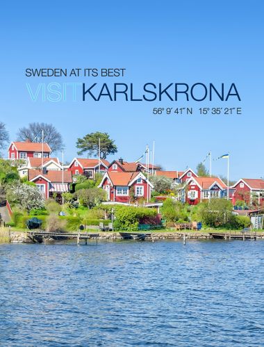 Panorama av kysten av Karlskrona på Brandaholmhalvøya som viser tradisjonelle bygninger med røde vegger og tak