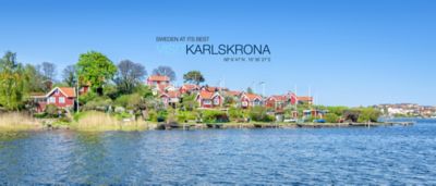 Panorama van traditionele gebouwen met rode muren en daken aan de kust van Karlskrona op het schiereiland Brandaholm