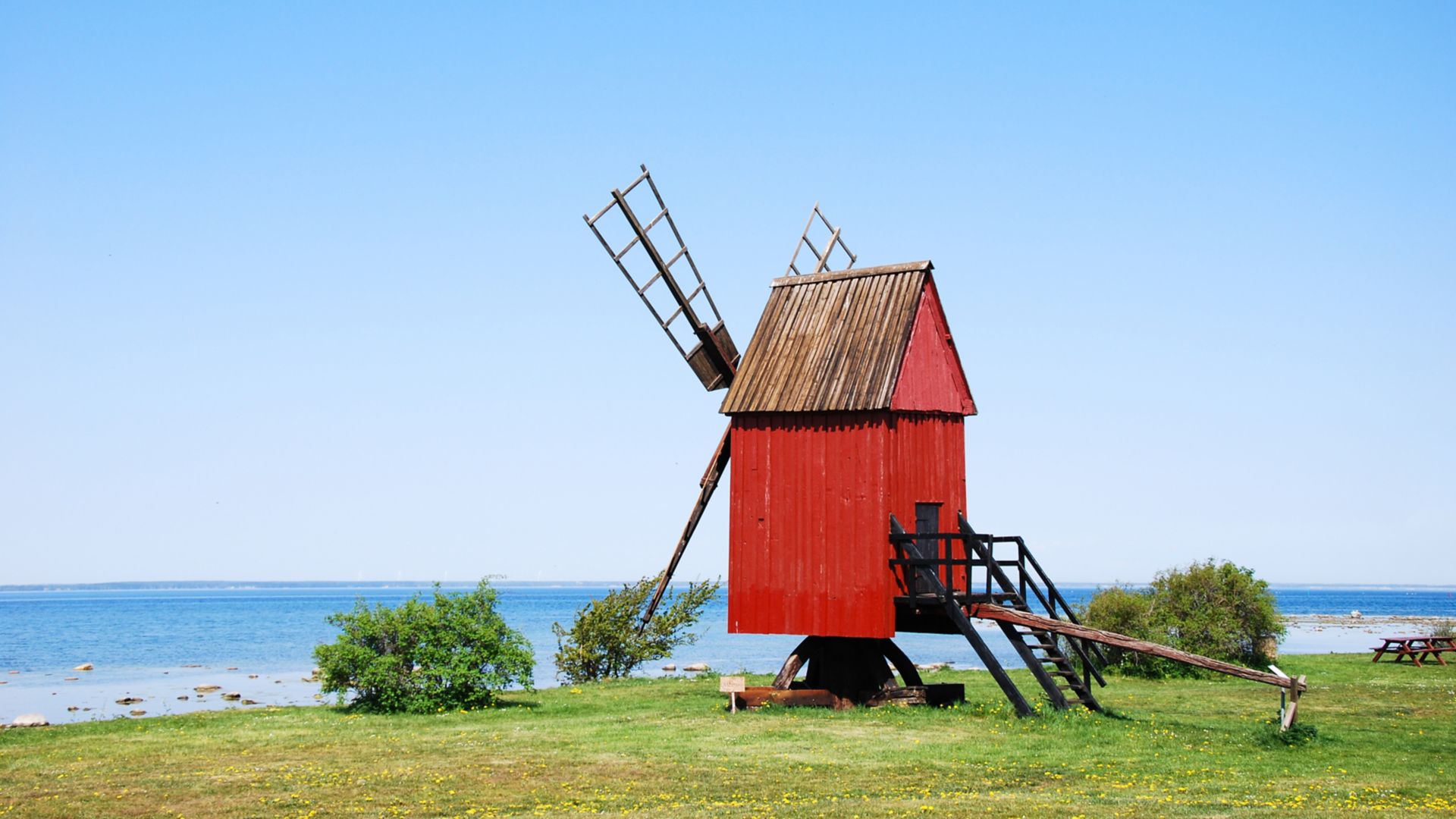 Ancien petit moulin à vent traditionnel en bois, de couleur rouge, sur la côte de l’île suédoise d’Öland