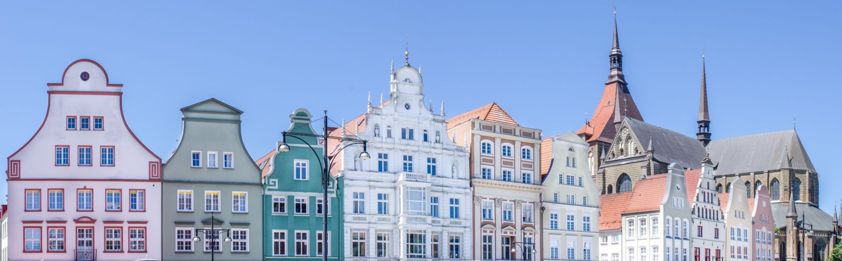 historische hÃ¤userzeile am neuen markt in rostock