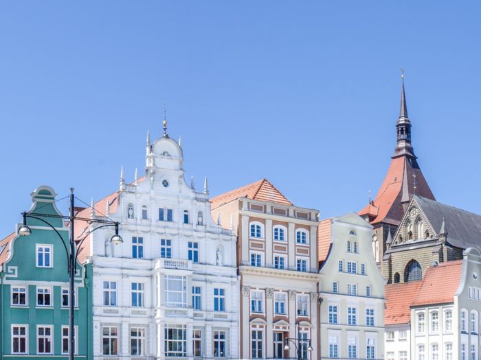 historische hÃ¤userzeile am neuen markt in rostock