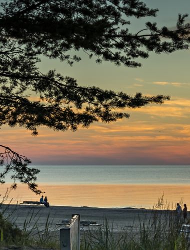 Coucher de soleil coloré sur la plage de sable de Jurmala, célèbre station balnéaire de la mer Baltique, en Lettonie