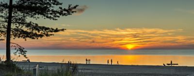 Krāšņs saulriets smilšainā Jūrmalas pludmalē – slavenais kūrorts Baltijas reģionā, Latvija