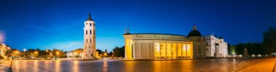 Õhtune vaade katedraali kellatornile, Püha Stanislavi ja Püha Vladislavi katedraalile ning Leedu suurvürstide paleele Vilniuses Leedus Ida-Euroopas.