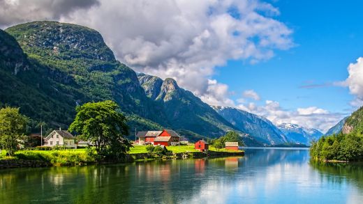 Upea luontonäkymä vuonolla ja vuorilla. Kaunis heijastus. Sijainti: Scandinavian Mountains, Norja. Taiteellinen kuva. Kauneusmaailma. Täydellisen vapauden tunne