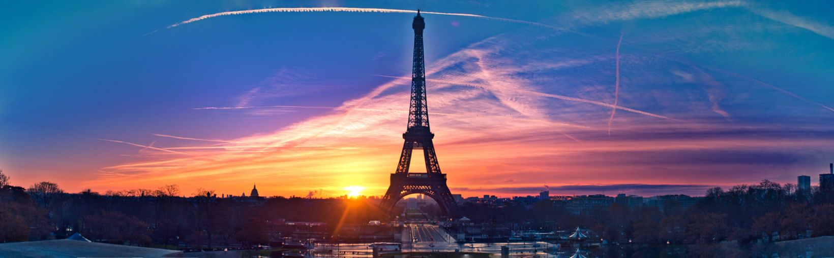 Fantastisk panorama af Paris meget tidligt om morgenen, med Eiffeltårnet inkluderet