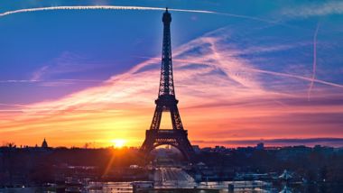 Increíble panorama de París muy temprano en la mañana, con la Torre Eiffel