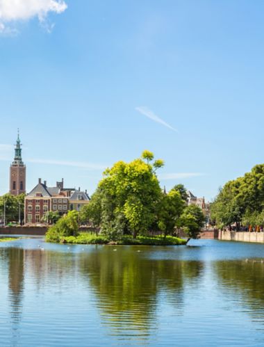 Palacio Binnenhof, parlamento holandés en La Haya en un hermoso día de verano, Países Bajos