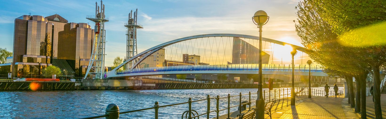 Vue d’une passerelle sur les quais de Salford à Manchester, Angleterre