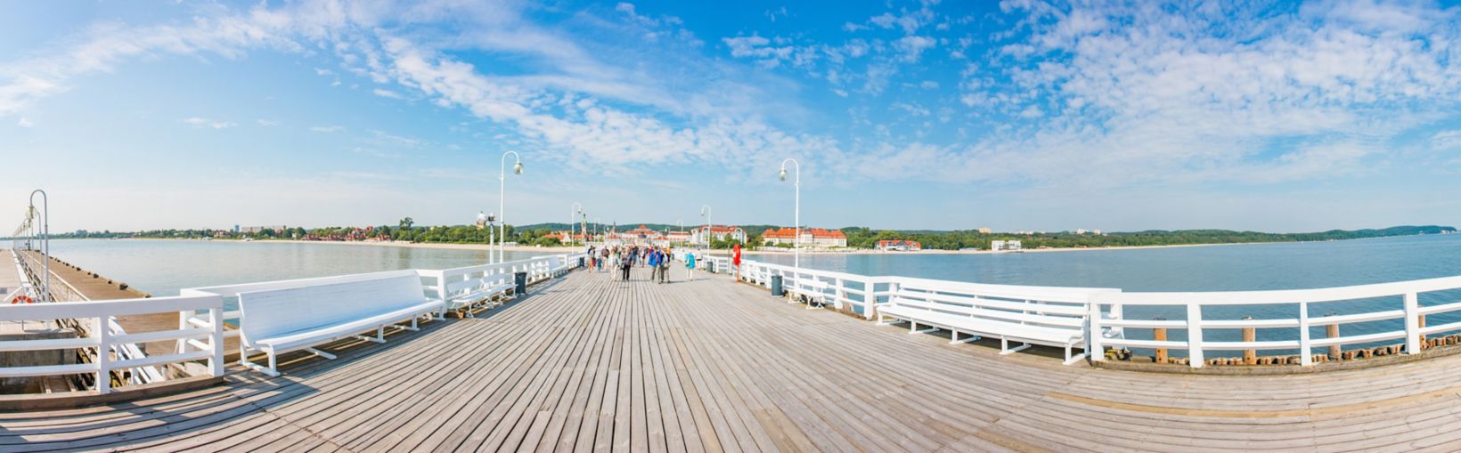 Blick auf Spaziergänger am Sopot Pier in Gdynia, Polen, an einem sonnigen Tag.