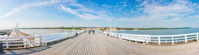 Utsikt over en solfylt dag med folk som spaserer på Sopot-kaien i Gdynia, Polen