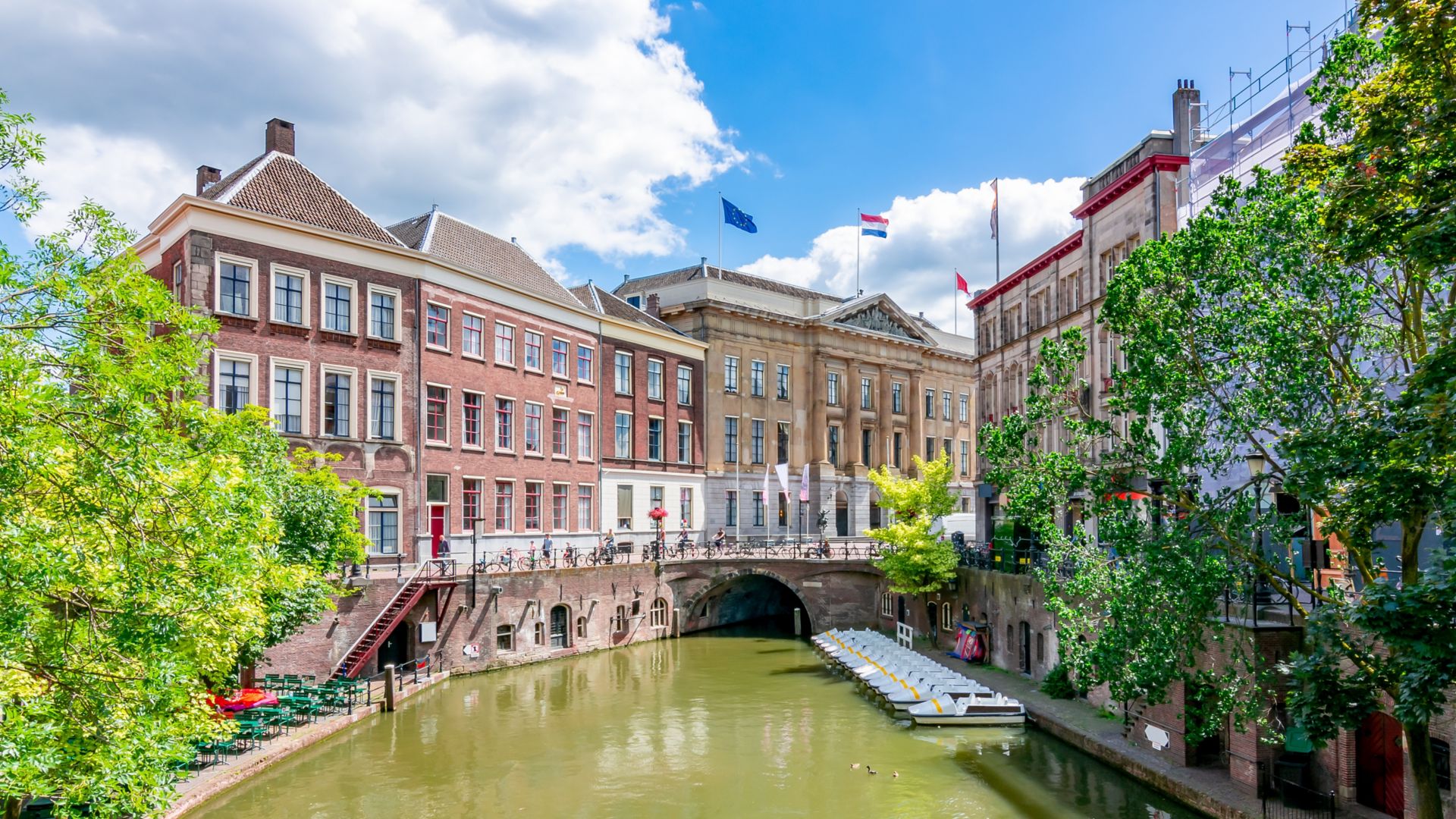 Arquitectura de Utrecht y canales de dos niveles en verano, Países Bajos