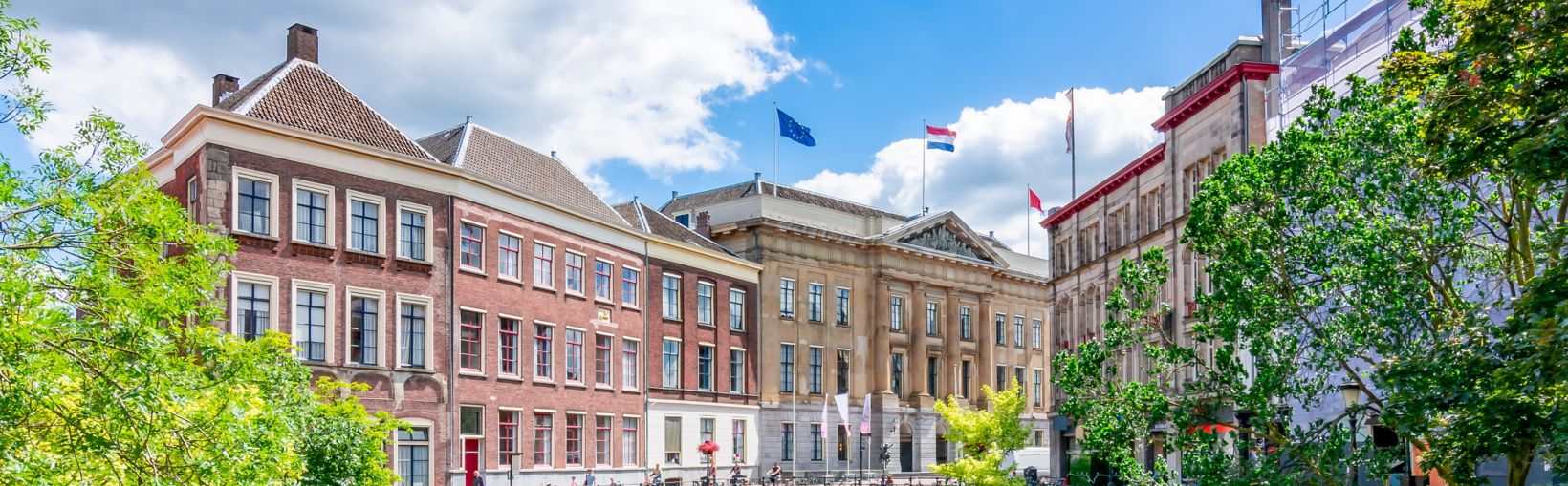 Architettura di Utrecht e canali a due livelli in estate, Paesi Bassi