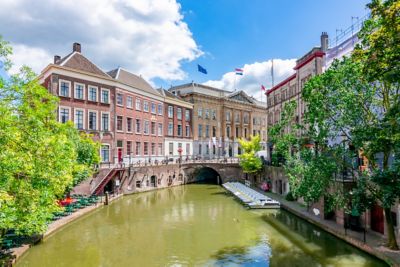 Arquitectura de Utrecht y canales de dos niveles en verano, Países Bajos