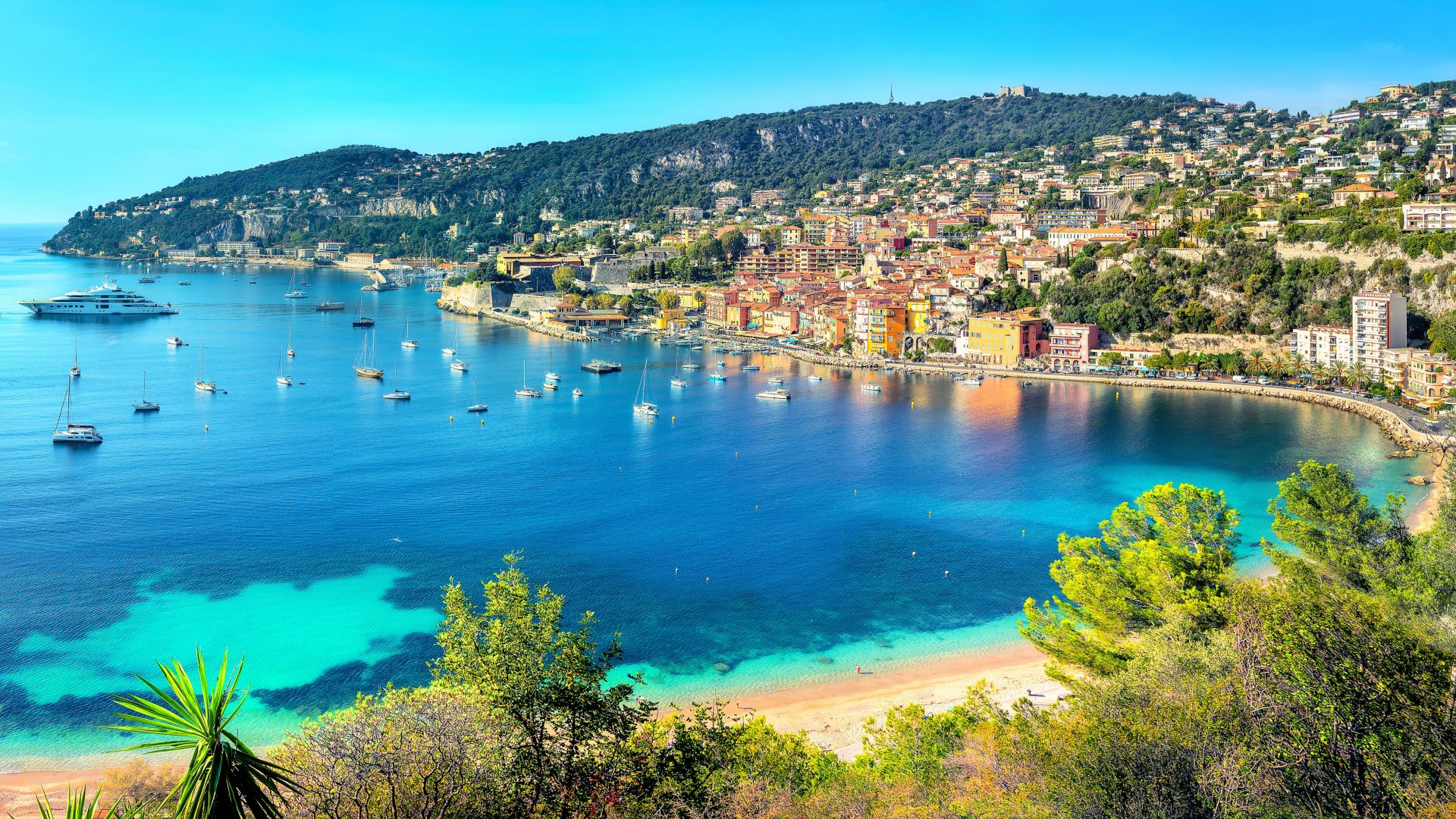 Vue panoramique sur la baie d’Azur et la station balnéaire de Villefranche sur Mer. Français riviera, France