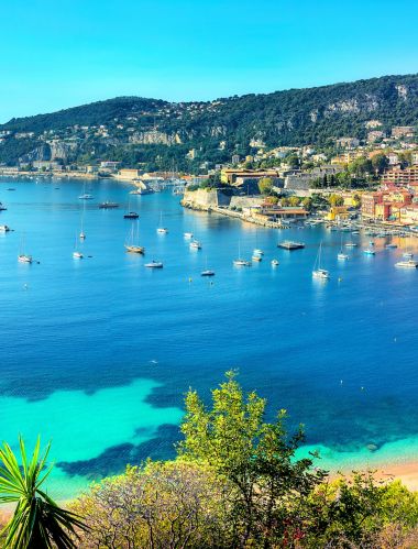 Vue panoramique sur la baie d’Azur et la station balnéaire de Villefranche sur Mer. Français riviera, France