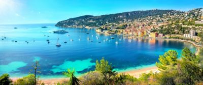 Vista panorámica de la bahía de la Costa Azul y la ciudad turística de Villefranche sur Mer. Costa Azul, Francia