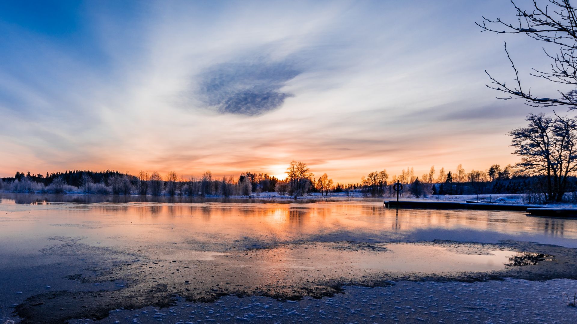 Saulėlydis virš snieguoto ir šalto varmlando Švedijoje