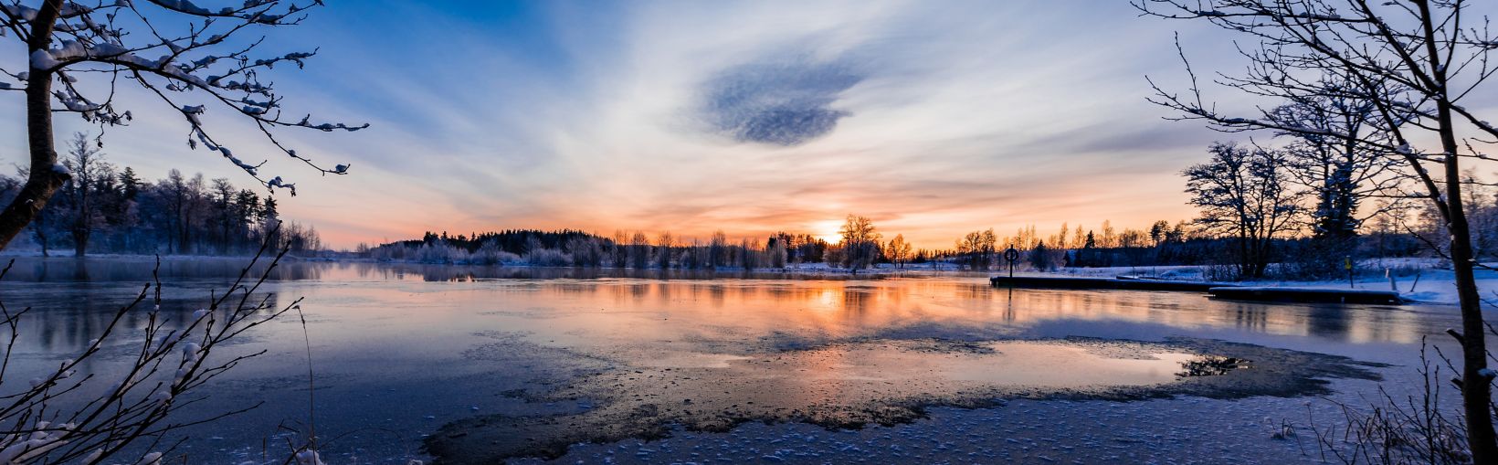 Päikeseloojang üle lumise ja külma varmlandi Rootsis