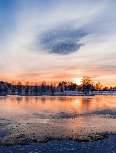 Saulėlydis virš snieguoto ir šalto varmlando Švedijoje