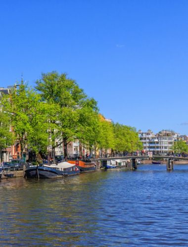Vista panorámica de las casas cerca de los canales en Ámsterdam