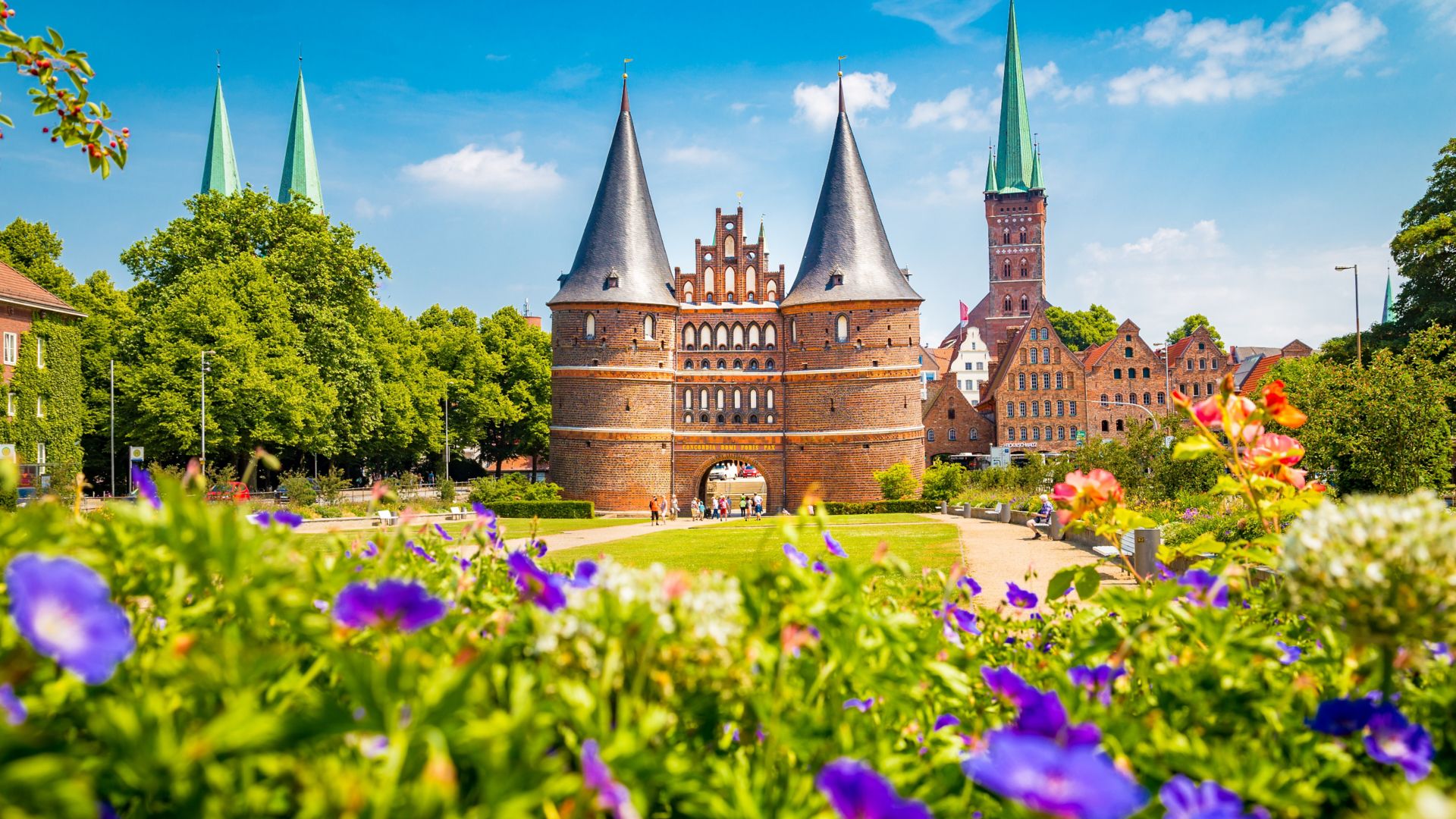 Historické město Lübeck v létě se slavnou Holstenskou bránou, Šlesvicko-Holštýnsko, severní Německo