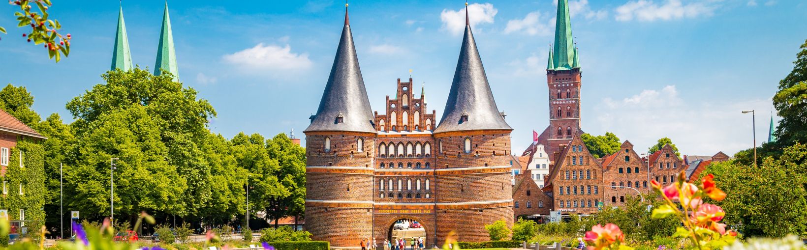 Historische Altstadt von Lübeck mit dem berühmten Holstentor im Sommer, Schleswig-Holstein, Norddeutschland.