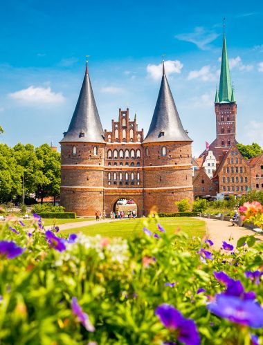 Den historiske byen Lübeck med berømte Holsentor om sommeren, i Schleswig-Holstein, Nord-Tyskland
