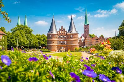 Historische Altstadt von Lübeck mit dem berühmten Holstentor im Sommer, Schleswig-Holstein, Norddeutschland.