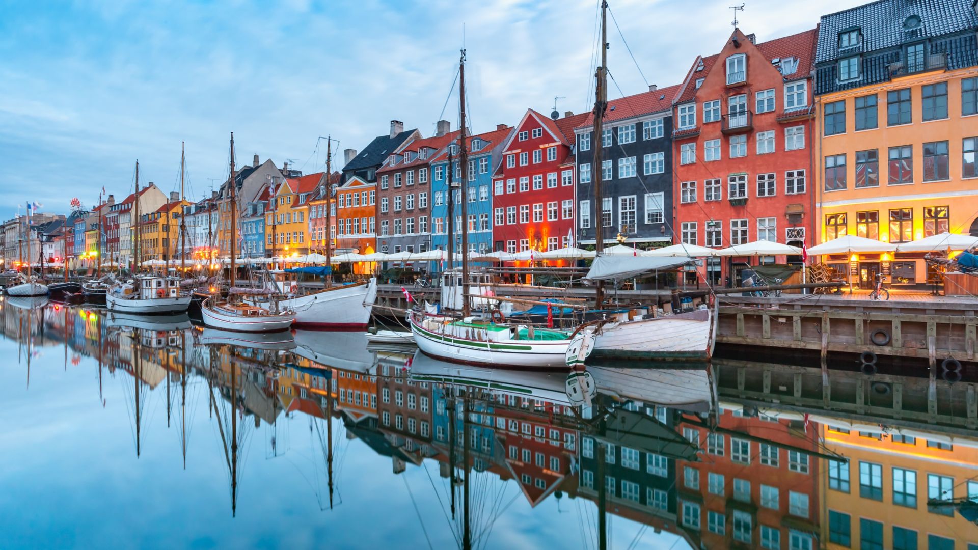 Nyhavn con facciate colorate di vecchie case e vecchie navi nel centro storico di Copenaghen, capitale della Danimarca.