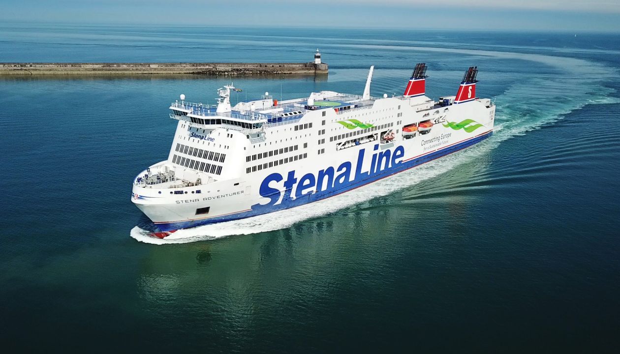 Stena Adventurer ferry en el mar
