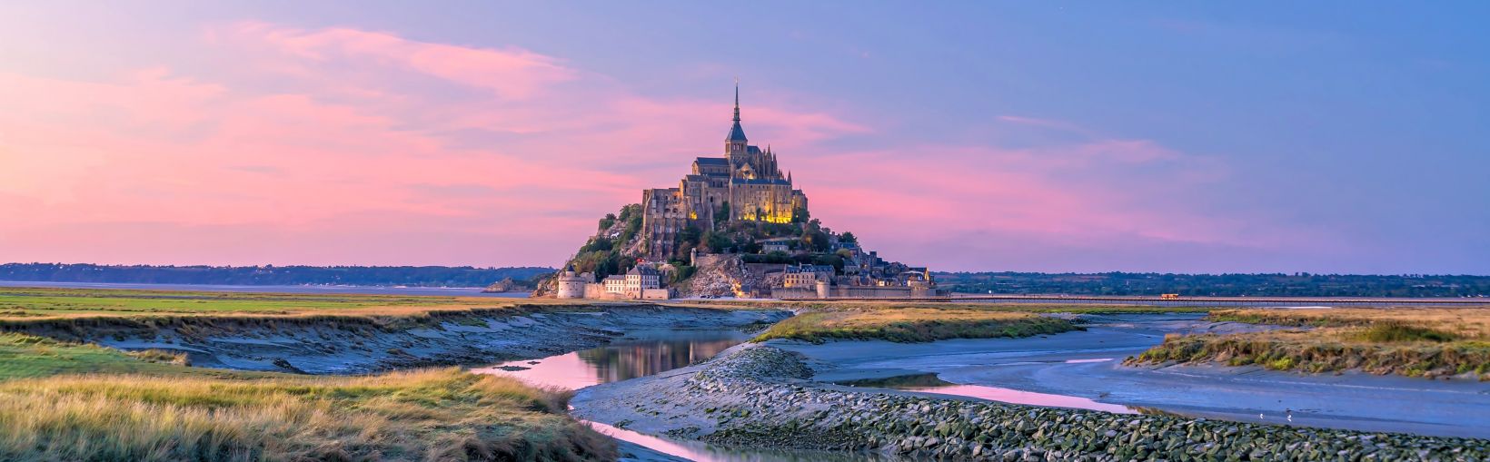 Mont Saint-Michel au crépuscule du coucher du soleil en Normandie, nord de la France