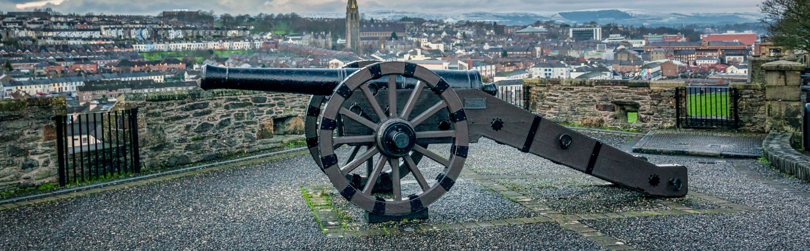 Dette er et billede af den gamle siegekanton på historiske Derry Walls i Nordirland