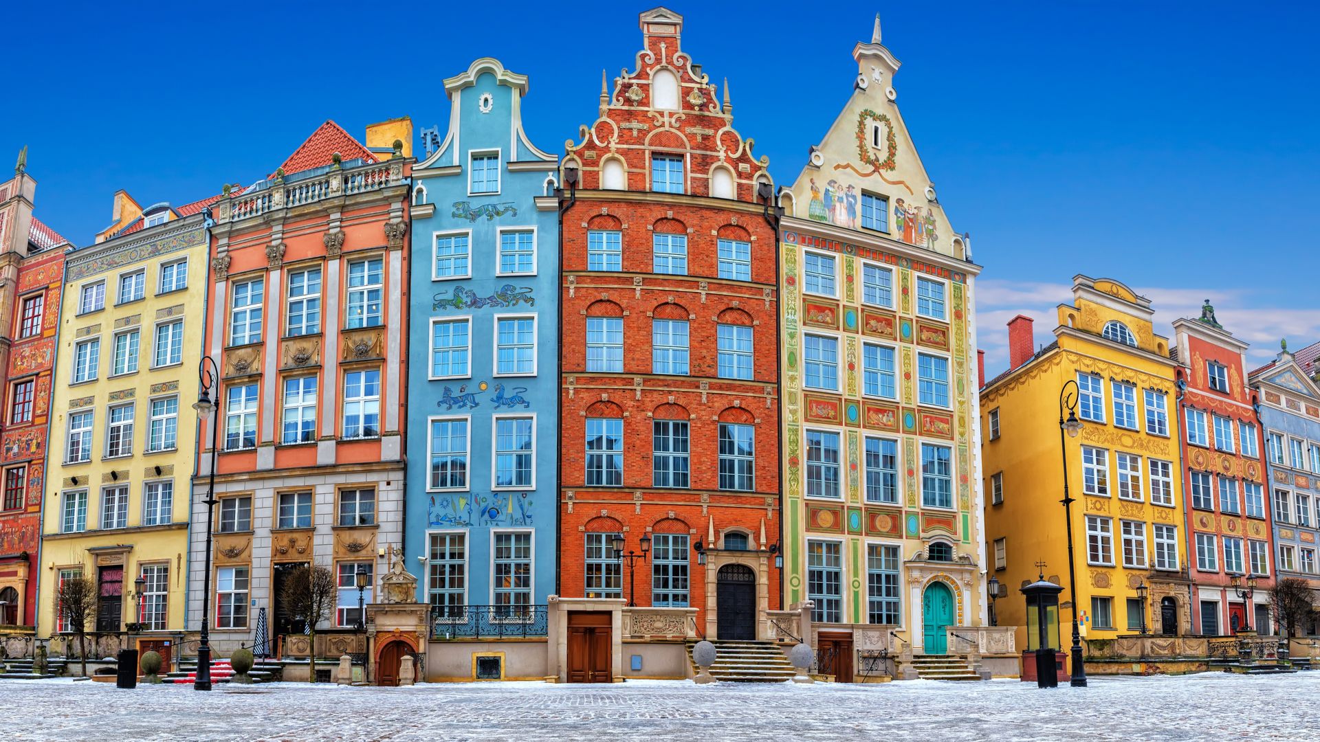 Slavenās, krāsainās, augstās ēkas Garā tirgus ielā Gdaņskā, Polija