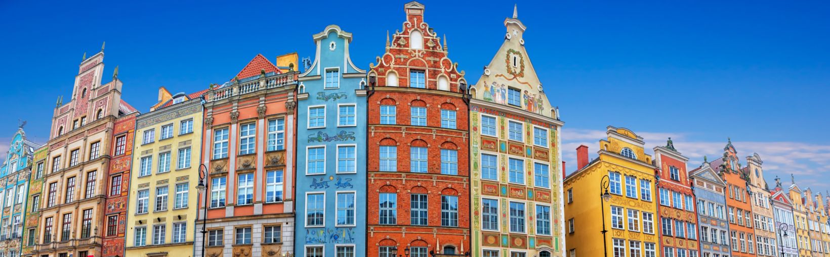 De berømte farverige og høje bygninger på den lange markedsgade i Gdansk, Polen