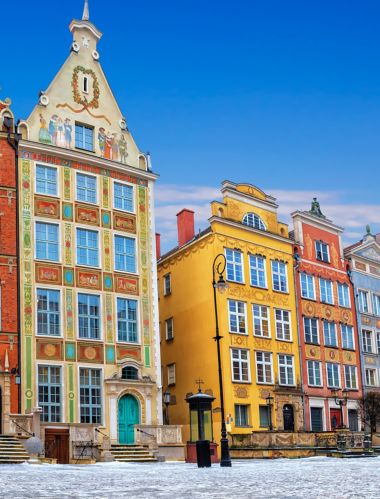 Įžymieji spalvingi aukšti pastatai Ilgojo turgaus gatvėje Gdanske, Lenkijoje
