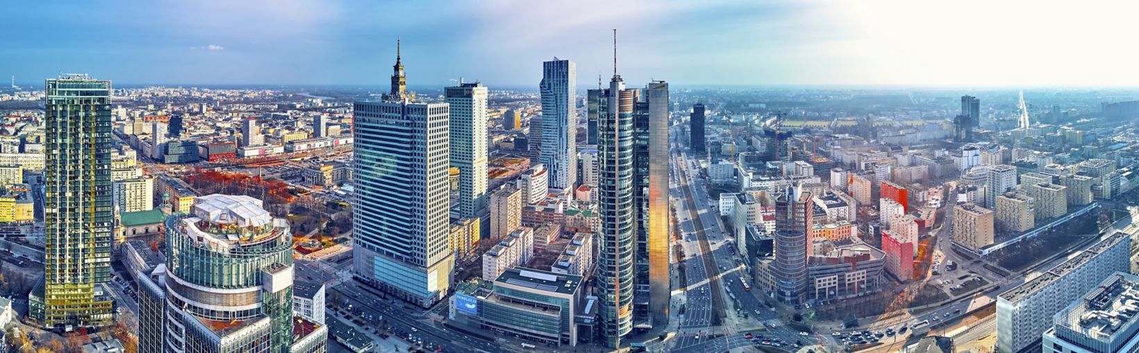 Nádherný panoramatický vzdušný pohled z dronu na moderní město Varšava